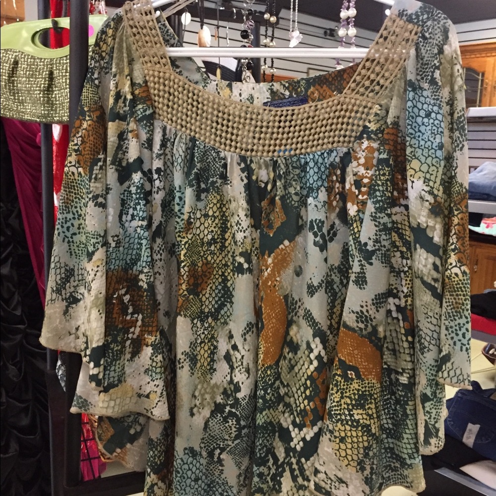 Cute blouse and is like new